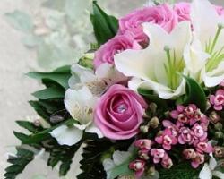 Свадебный букет невесты из роз: оригинальные идеи цветочных композиций Из скольких цветов сделать свадебный букет